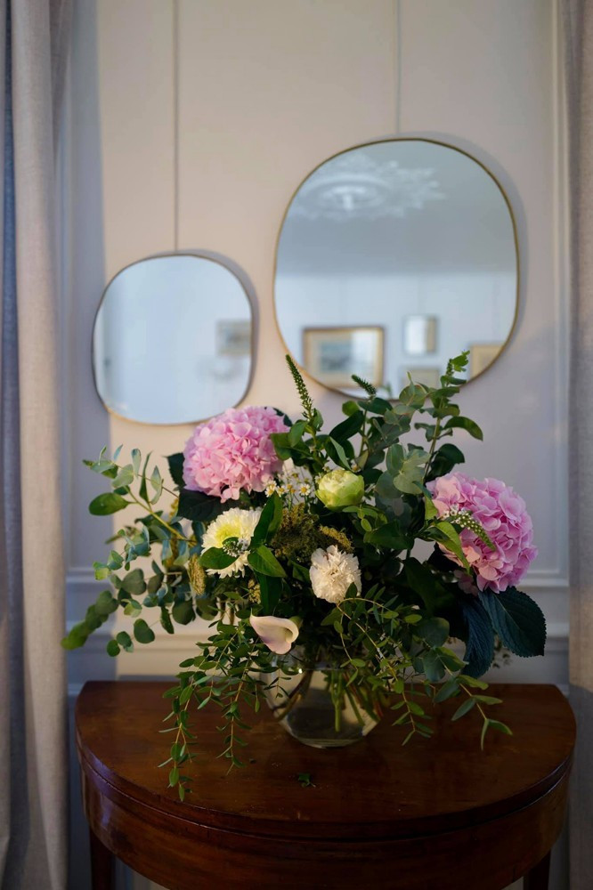 Hồng Nhung thường xuyên cắm hoa tươi cho không gian sống thêm thơ mộng.