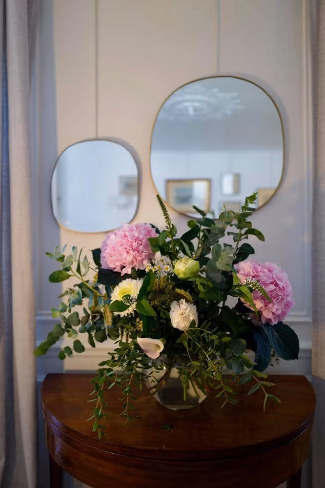 Hồng Nhung thường xuyên cắm hoa tươi cho không gian sống thêm thơ mộng.