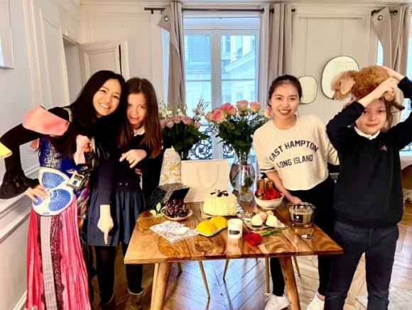 Khi sang Pháp, nữ Diva dành nhiều thời gian chăm chút nhà cửa, cắm hoa, nấu ăn.