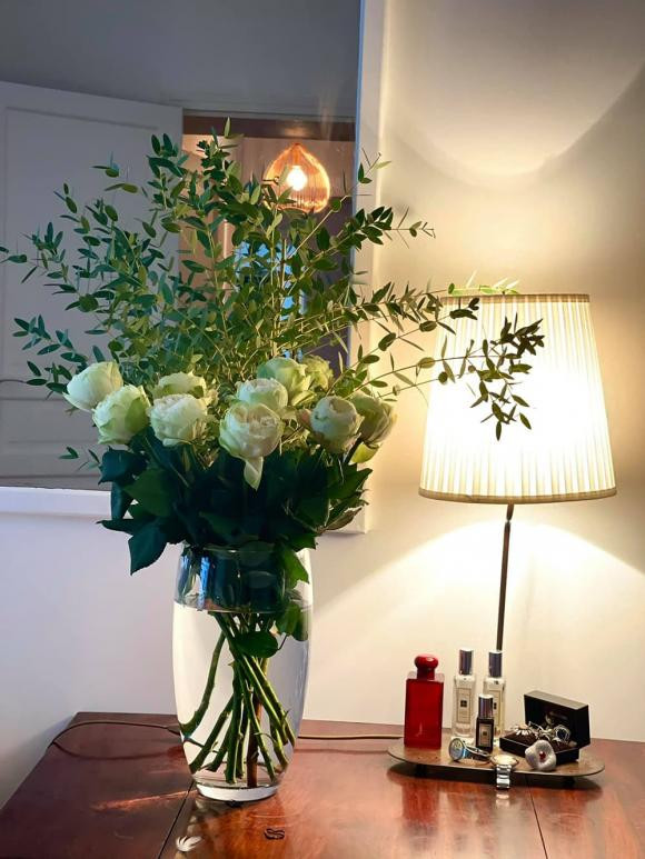 Những lúc rảnh rỗi, nữ ca sĩ đạp xe ngắm đường phố Paris hay tham quan các bảo tàng nghệ thuật gần nhà. Nguồn ảnh: FBNV