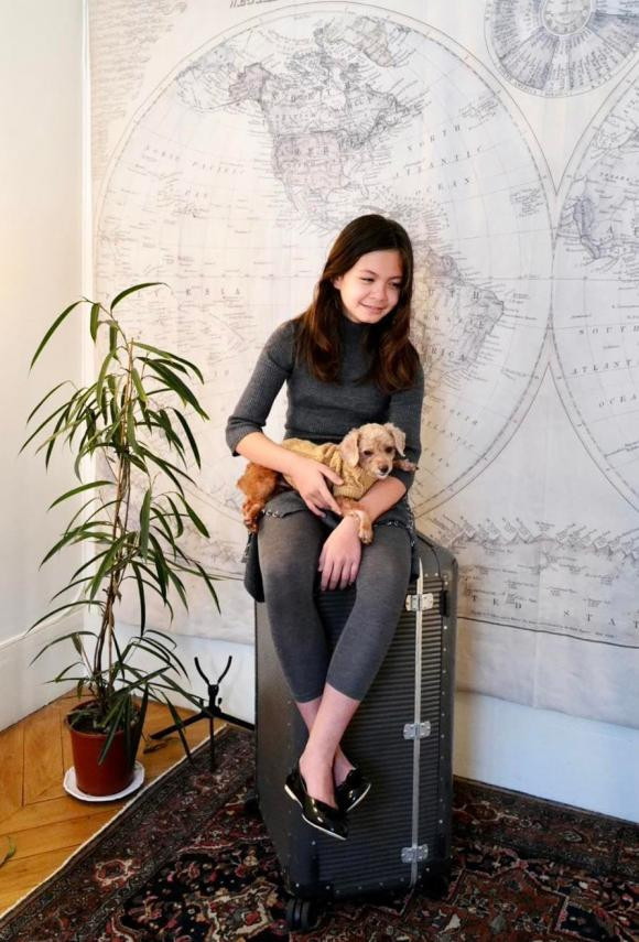 Trong nhà treo nhiều tranh, ảnh đầy nghệ thuật.