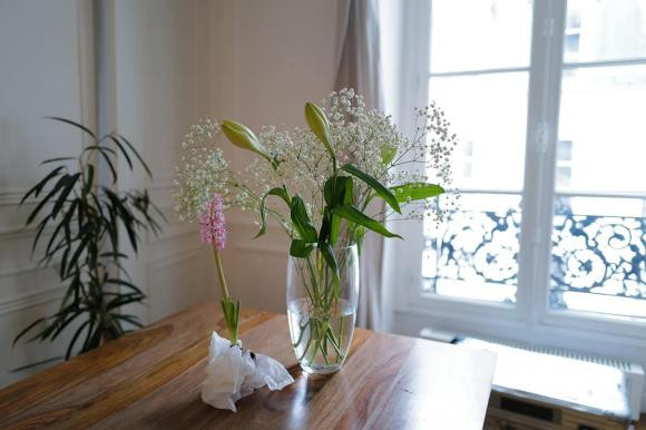 Góc nào trong nhà cũng được nữ ca sĩ tô điểm bằng hoa tươi.