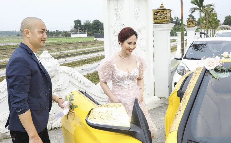 Đến năm 14 tuổi, anh Chiến đã tự đi bắt lợn. Về sau, thấy trực tiếp mổ lợn vất vả mà lãi chẳng được bao nhiêu, anh chuyển sang buôn lợn. Ảnh: Dân trí