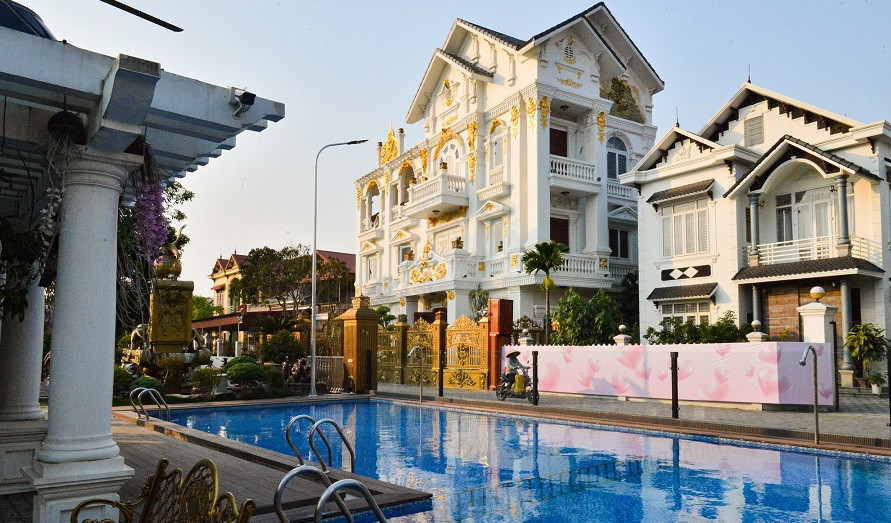 Người dân địa phương thường gọi anh là Chiến "lợn". Anh sở hữu căn biệt thự dát vàng rộng rãi. Ảnh: Nhịp sống Việt
