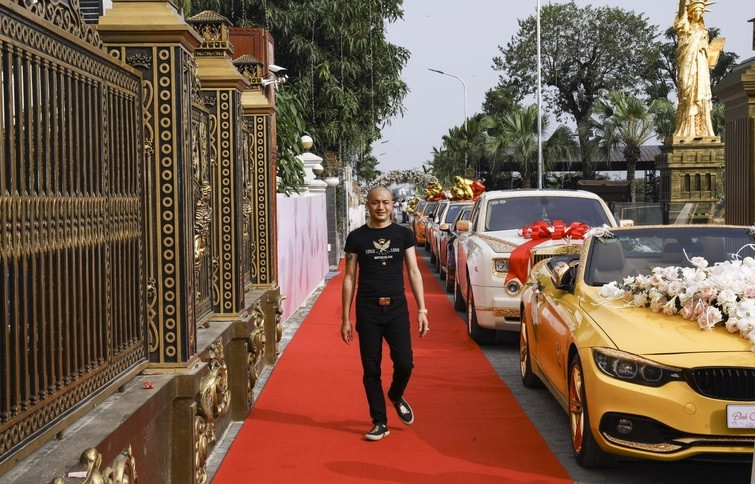 Dù sở hữu dàn siêu xe và cơ ngơi đồ sộ song anh Chiến vẫn có những thói quen bình dân cũng như niềm nở, thân thiện với mọi người. Ảnh: Dân trí