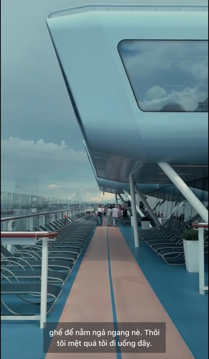 Không gian thư giãn rộng rãi, vô cùng sang trọng trên du thuyền.