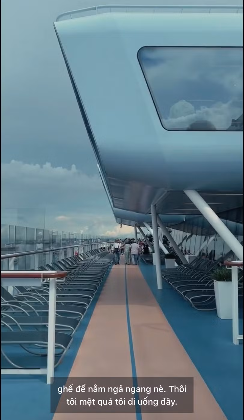 Không gian thư giãn rộng rãi, vô cùng sang trọng trên du thuyền.