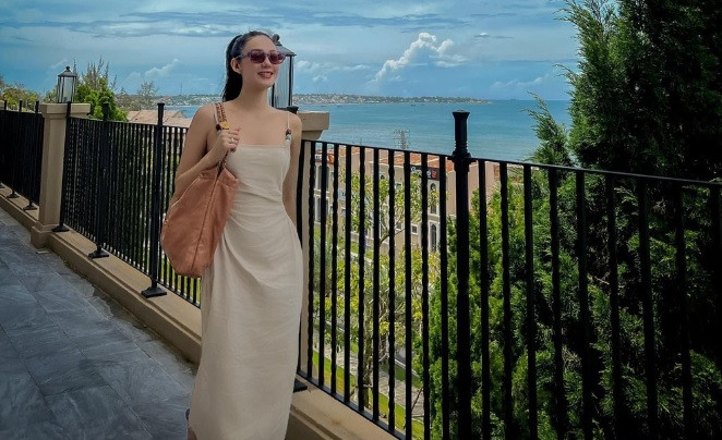 Ca sĩ Minh Hằng cũng thường xuyên thả dáng tại những địa điểm sang trọng. Nguồn ảnh: FB Minh Hằng.