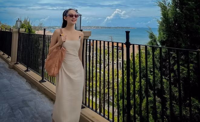 Ca sĩ Minh Hằng cũng thường xuyên thả dáng tại những địa điểm sang trọng. Nguồn ảnh: FB Minh Hằng.