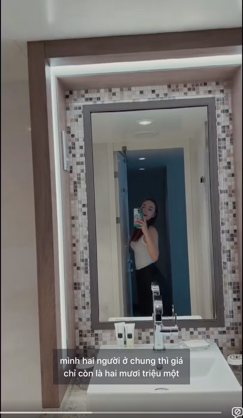 Không gian phòng tắm tiện nghi và ấm cúng.