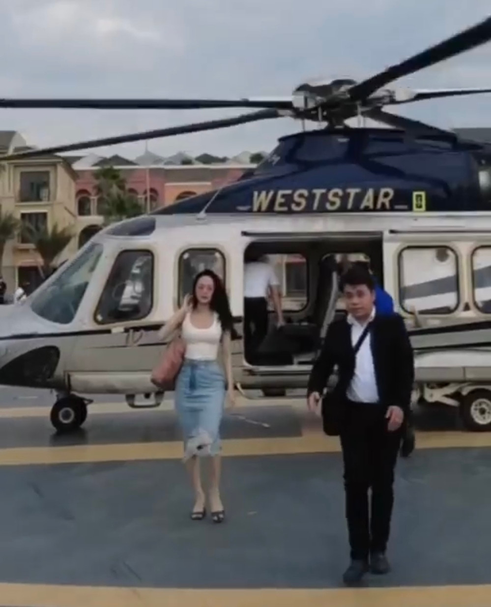 Trước đó, Minh Hằng khiến bao người ngưỡng mộ khi được ông xã dắt đi du lịch bằng chuyên cơ riêng.