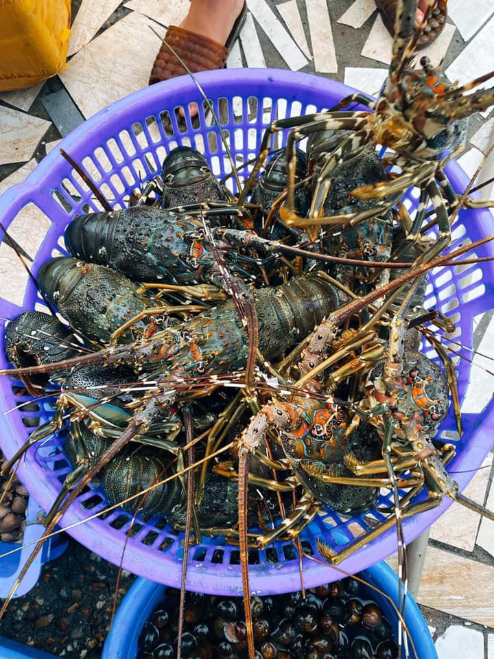 Theo một số người bán, tôm được nhập từ các đơn vị xuất khẩu quay đầu không xuất được sang Trung Quốc. Ảnh: Facebook