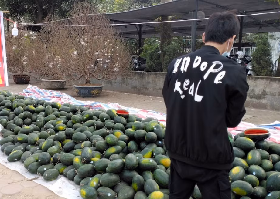 Thời điểm trước Tết Nguyên đán, tình trạng ùn ứ tại cửa khẩu cũng khiến nhiều loại trái cây "quay đầu" về thủ đô chờ "giải cứu". Ảnh: VOV