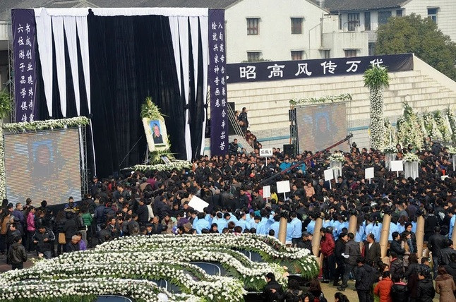 Xem dai gia Trung Quoc chi “nui tien” to chuc dam tang-Hinh-3