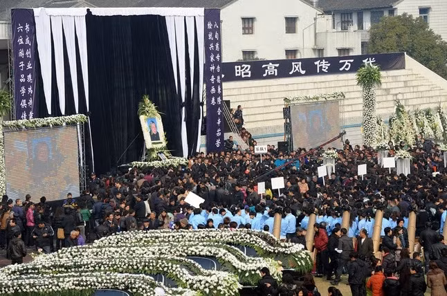 Xem dai gia Trung Quoc chi “nui tien” to chuc dam tang-Hinh-3