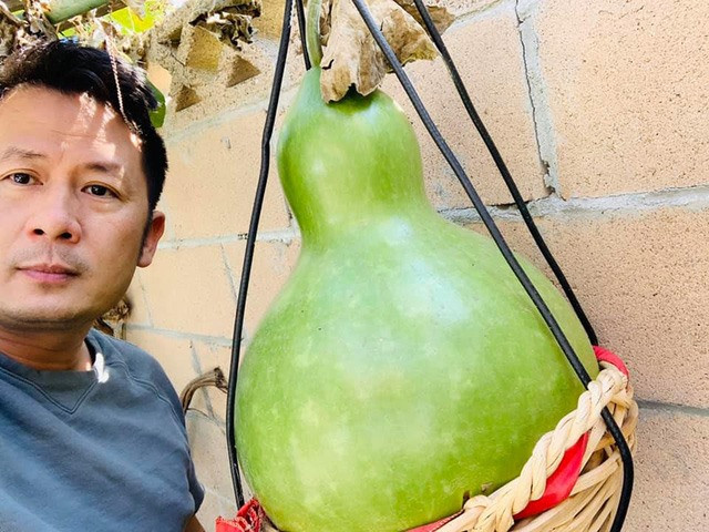 Bằng Kiều cho biết, trong khu vườn này, mẹ là người bỏ nhiều công sức nhất. Bà chăm sóc từng cây trái nhỏ và trồng thêm nhiều hoa ở các gốc vườn. Ảnh: FBNV