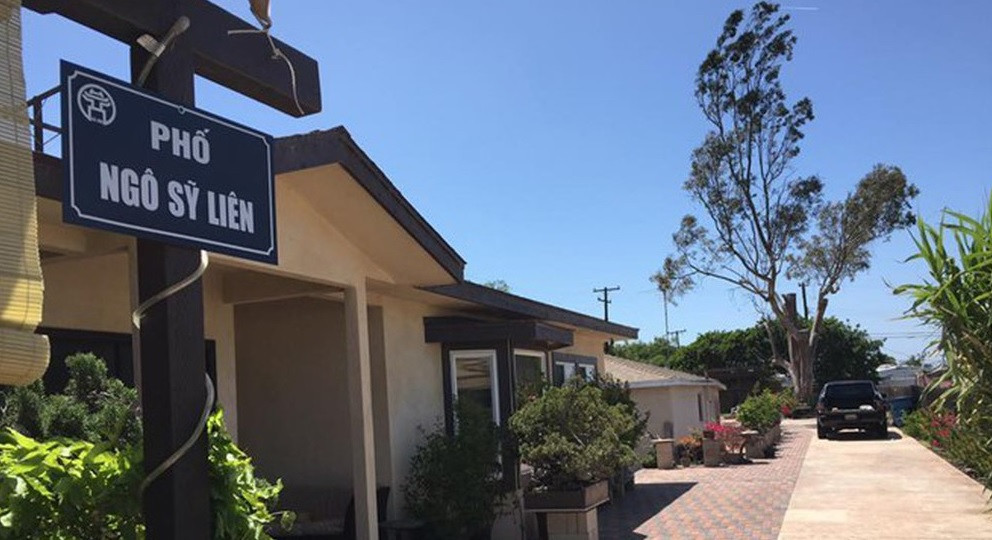 Ở khoảng sân vườn, ca sĩ Bằng Kiều còn gắn biển tên phố Hà Nội để bớt nhớ về quê hương. Ảnh: FBNV