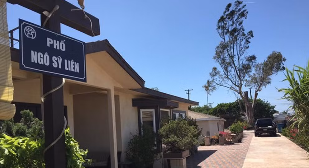 Ở khoảng sân vườn, ca sĩ Bằng Kiều còn gắn biển tên phố Hà Nội để bớt nhớ về quê hương. Ảnh: FBNV