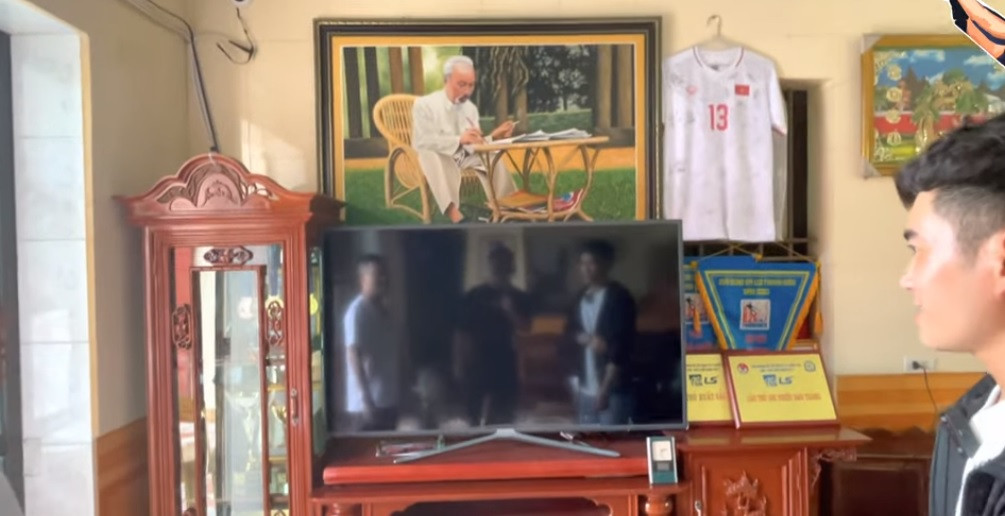 Nhà chỉ có 1 tầng những khang trang, sạch sẽ. Trong phòng khách treo nhiều thành tích và kỷ niệm của nam cầu thủ. Ảnh chụp màn hình Ted Trần TV