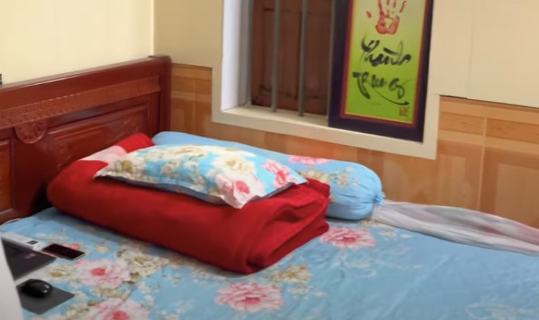 Phòng ngủ của hai anh em Nhâm Mạnh Dũng. Ảnh chụp màn hình Ted Trần TV