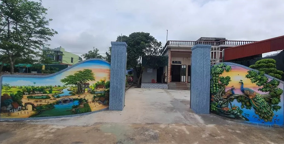 Ngôi nhà bình dị với khoảng sân rộng, nhiều cây xanh. Ảnh: Vietnamnet