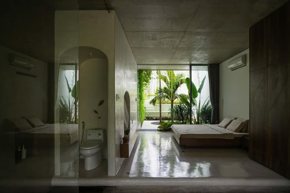 Phòng ngủ cũng hướng ra cây xanh.