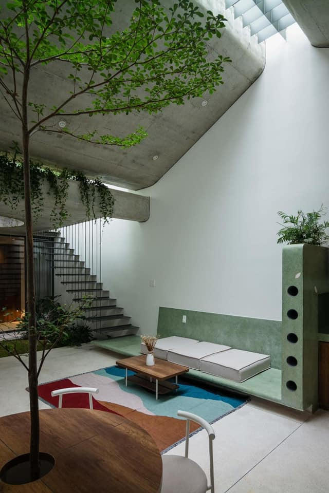 Mái kính giếng trời lấy ánh sáng cho không gian bên trong.