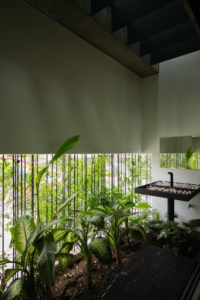 Cách thiết kế này giúp hạn chế tối đa tầm nhìn và ánh nắng hướng Tây.