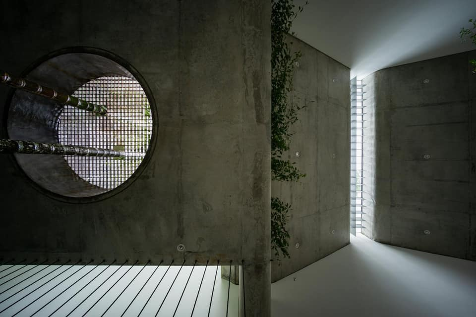 Thiết kế nhà có không gian đóng mở với nhiều nút giao thông nhỏ, xen kẽ các khoảng trống chức năng.