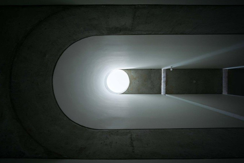 Nhiều khoảng giếng trời bằng kính lấy sáng và thông gió hiệu quả.