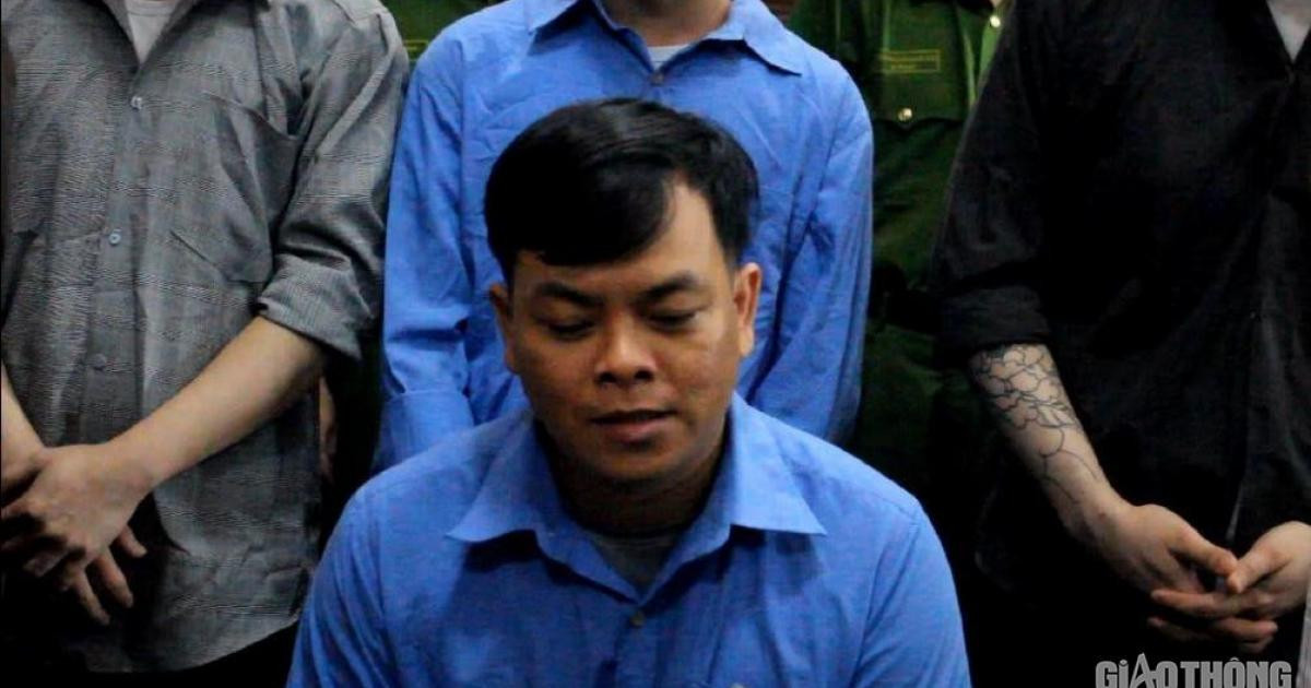 Trước Tùng "vâu", "đại gia đeo vàng' Phúc XO phải lãnh 12 năm tù về tội tàng trữ trái phép chất ma tuý. Ảnh: Báo giao thông