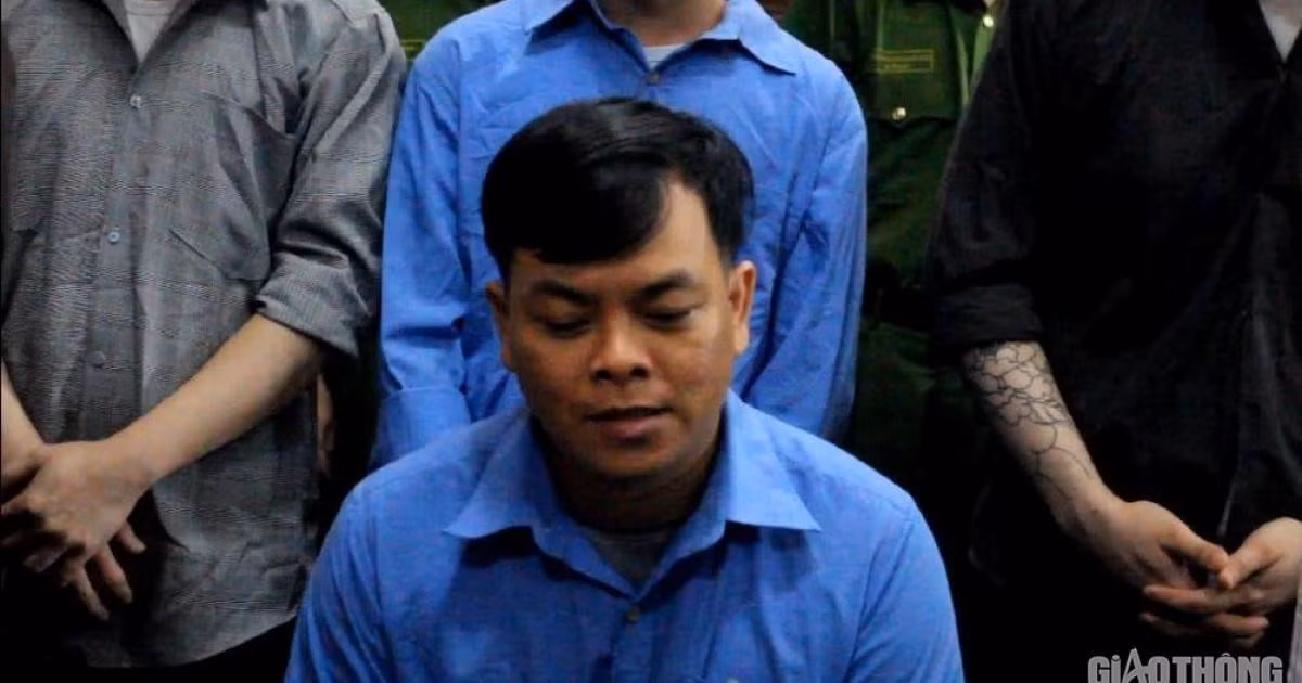 Trước Tùng "vâu", "đại gia đeo vàng' Phúc XO phải lãnh 12 năm tù về tội tàng trữ trái phép chất ma tuý. Ảnh: Báo giao thông