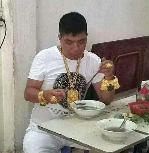 Theo An ninh Thủ đô, đại gia Tùng "vâu" từng rất nổi tiếng trên mạng xã hội vì sở thích đeo vàng khắp người. Ảnh: Internet