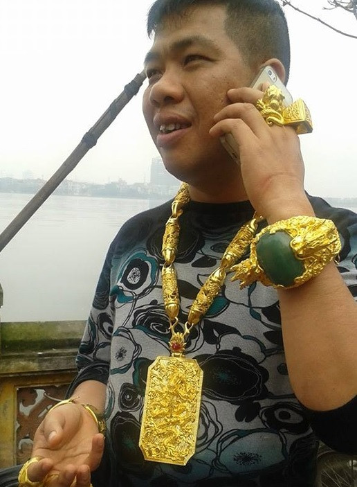 Nguyễn Xuân Tùng thường được gọi là Tùng “vâu”, hay Tùng “đồng cô”. Tại TP. Tuyên Quang, Tùng “vâu” được cho là sở hữu 2 nhà hàng ăn uống lớn và 1 hãng taxi với hàng chục đầu xe. Ảnh: Internet