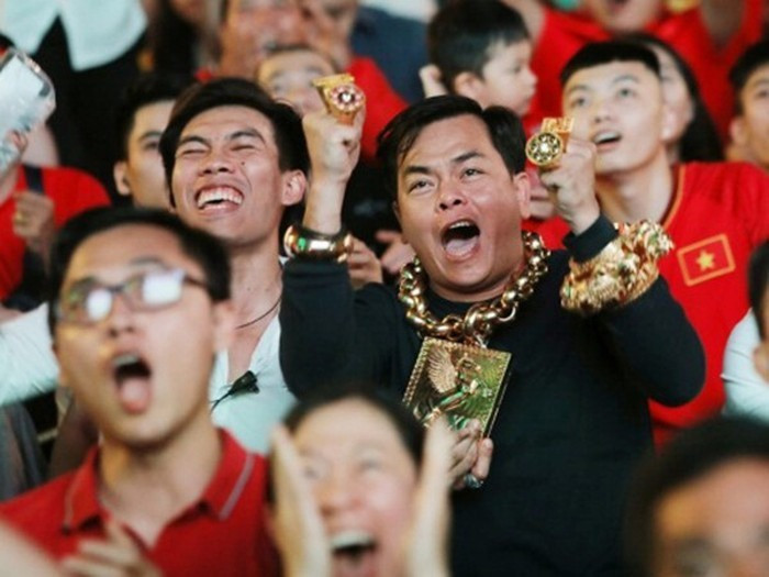 Phúc XO càng gây chú ý khi đeo 13kg vàng xuất hiện trên khán đài trận bán kết AFF Cup 2018. Ảnh: Lao động