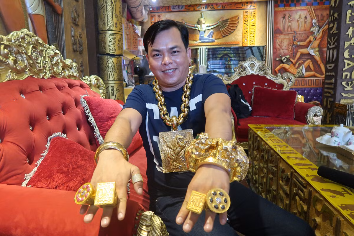 Trước khi bị khởi tố, đại gia Phúc XO nổi tiếng trên mạng xã hội khi nhiều youtuber đăng tải, phản ánh là người đeo vàng nhiều nhất Việt Nam. Ảnh: Người lao động