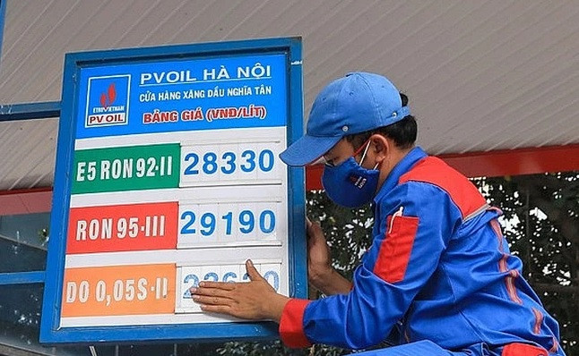 Gia xang tang 700 dong/lit sau 3 ky giam lien tiep