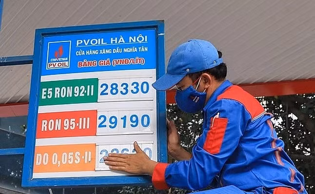 Gia xang tang 700 dong/lit sau 3 ky giam lien tiep