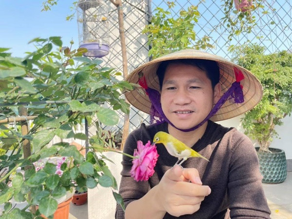 Ca sĩ Trọng Tấn dành nhiều thời gian chăm sóc hoa như một người làm vườn thực thụ. Nguồn ảnh: FBNV