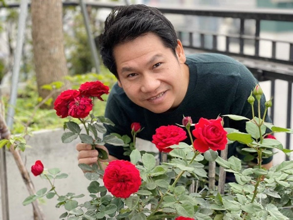 Ngoài rau và trái cây, khu vườn trên sân thượng nhà Trọng Tấn còn có rất nhiều hoa.