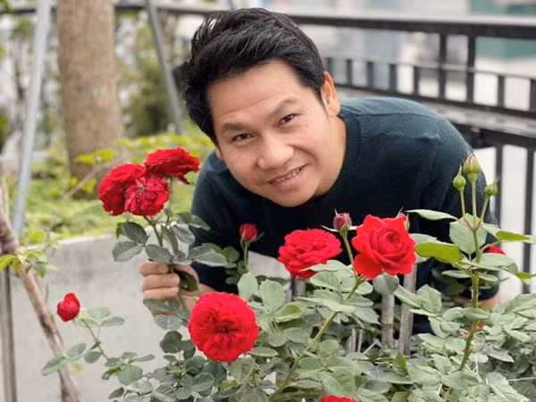 Ngoài rau và trái cây, khu vườn trên sân thượng nhà Trọng Tấn còn có rất nhiều hoa.