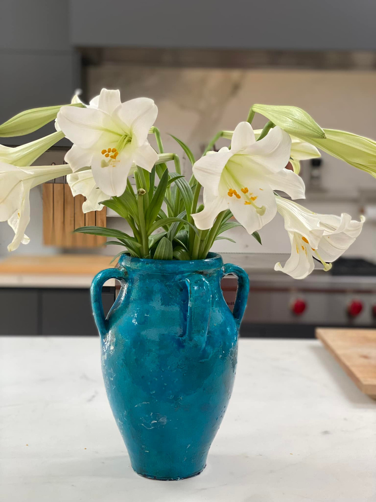 Mỗi góc trong phòng khách đều có hoa. Nguồn ảnh: FBNV