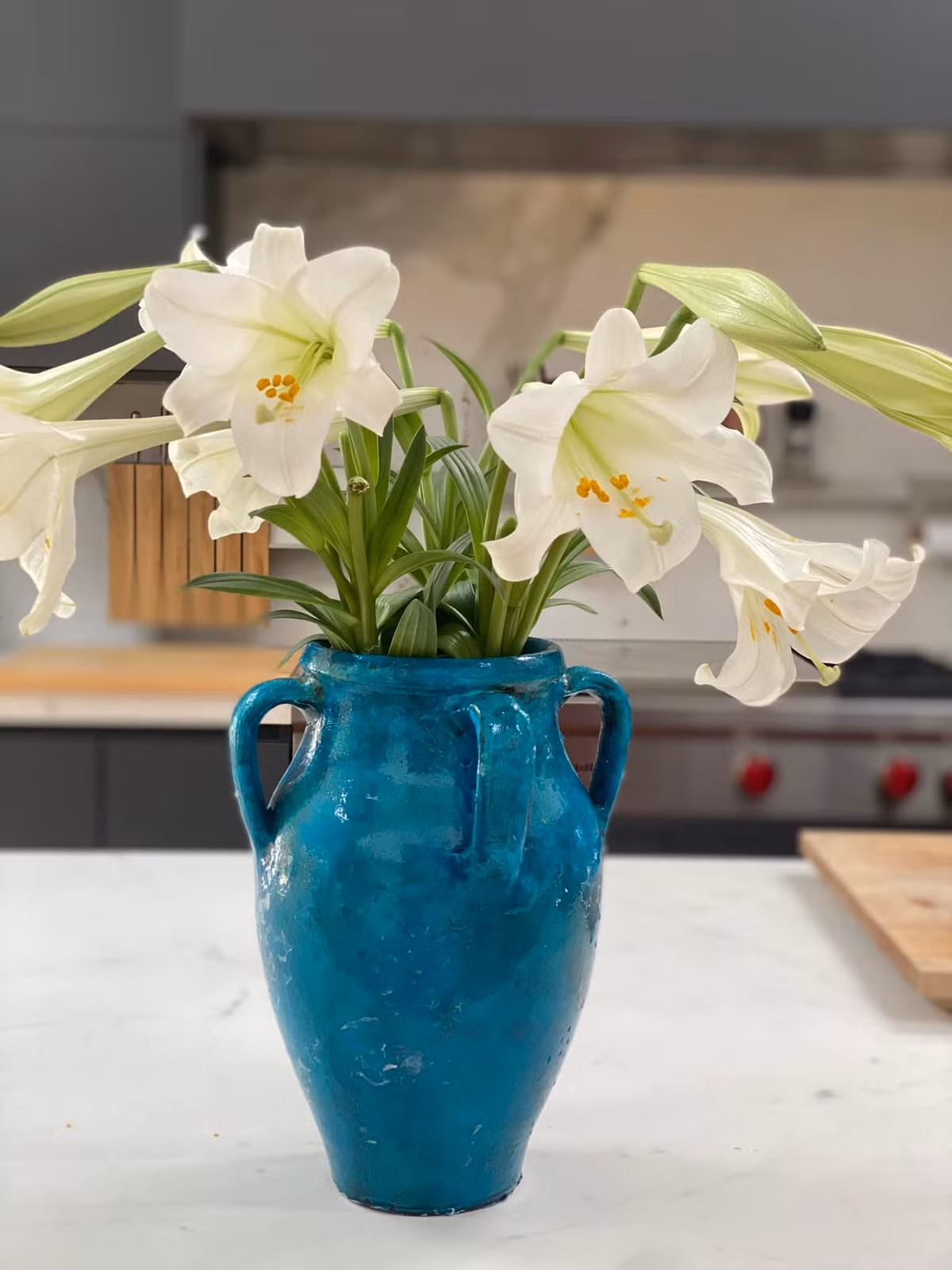 Mỗi góc trong phòng khách đều có hoa. Nguồn ảnh: FBNV