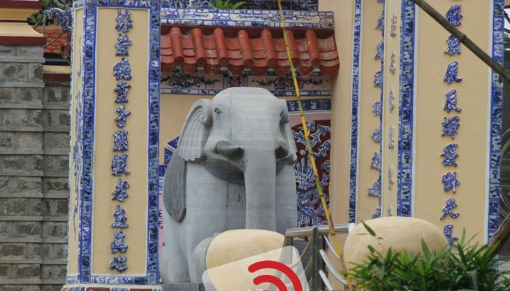 Lăng mộ của vị đại gia xứ Nghệ được làm chủ yếu bằng chất liệu đá trắng, với 2 cổng vào, mỗi bên cổng khắc 2 hàng chữ Nôm và hình ảnh 2 con voi chầu, rồng phục. Ảnh: Giadinhonline