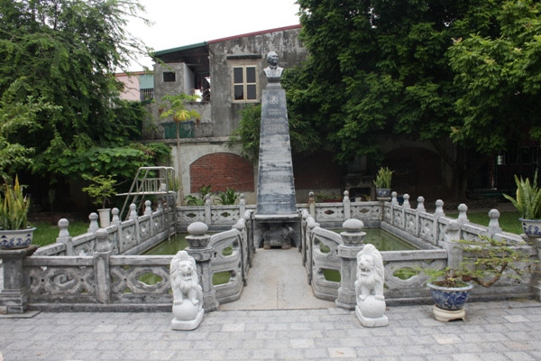 Xung quanh lăng mộ được thiết kế lan can với các hoa văn cực kỳ tinh xảo. Ảnh: Dân Việt