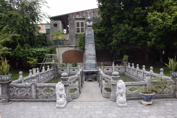 Xung quanh lăng mộ được thiết kế lan can với các hoa văn cực kỳ tinh xảo. Ảnh: Dân Việt