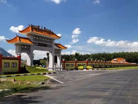 Trong công viên nghĩa trang toạ lạc tại xã Trường Hòa, huyện Hòa Thành (Tây Ninh), một đại gia đã bạo tay chi 8 tỷ đồng để xây lăng mộ cho mình. Ảnh: Nhípongkinhdoanh