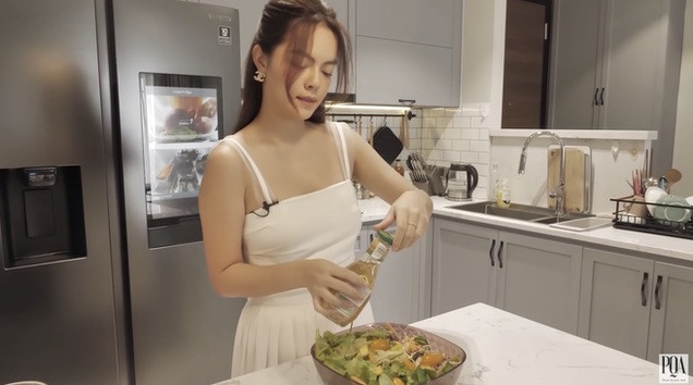 Không có vách ngăn phân chia giữa các phòng nên tạo cảm giác căn nhà khá rộng thoáng. Ảnh chụp màn hình