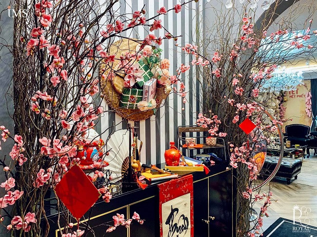 Mong muốn không gian Tết mới lạ, một gia đình ở Hà Nội thuê cửa hàng về trang trí trước sảnh vào nhà. Ảnh: Dân Việt