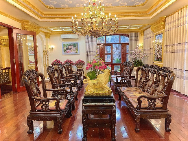 Phòng khách trang hoàng với bộ bàn ghế đồng kỵ. Ảnh: Dân Việt